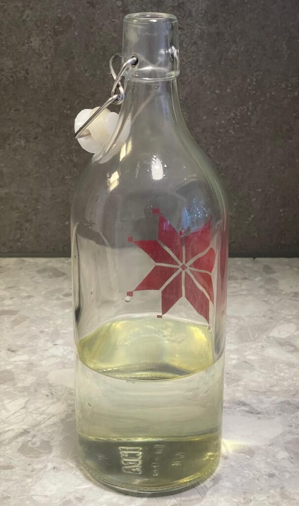 how to clean a water glass bottle?