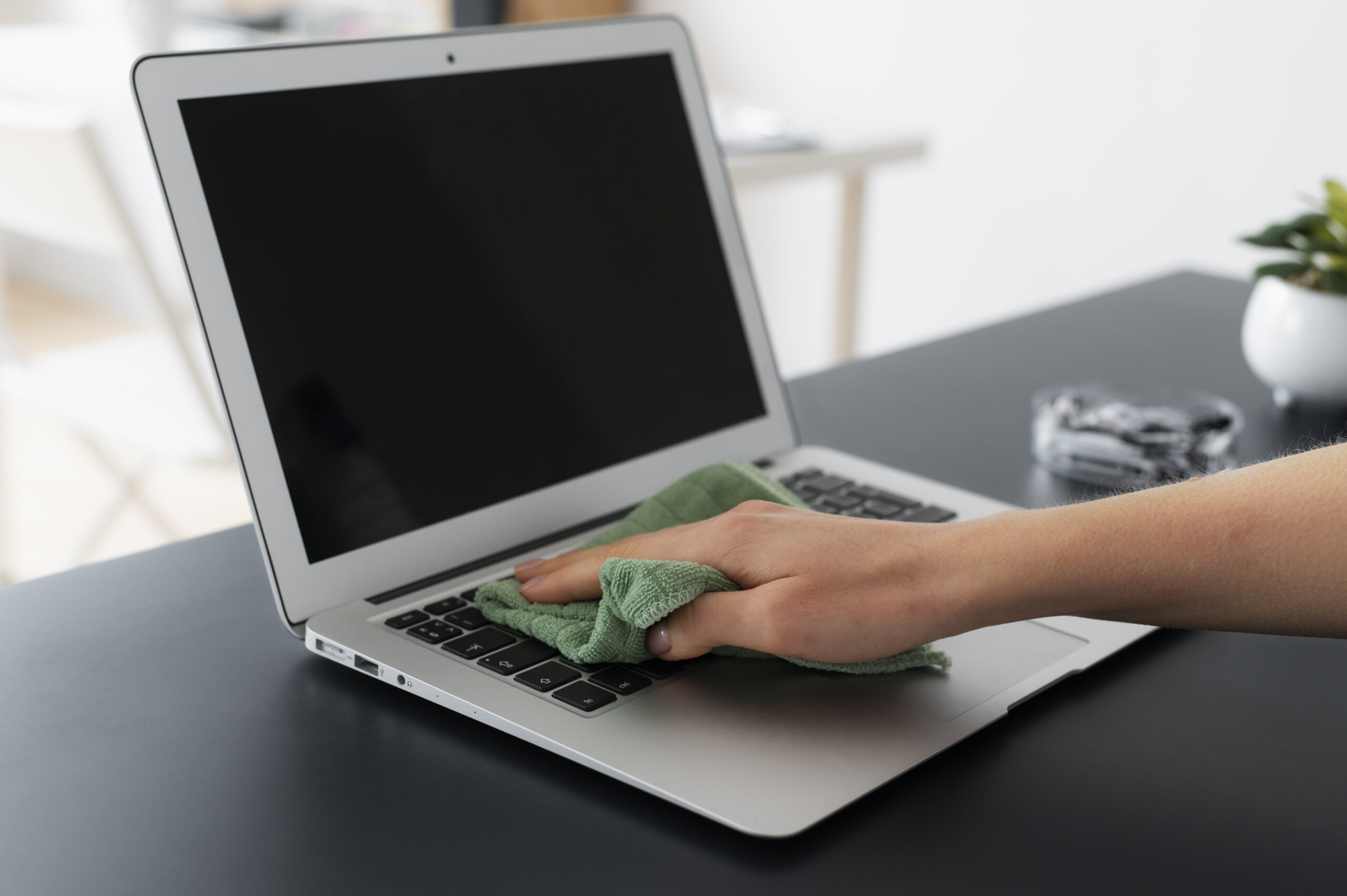 how to clean a laptop screen