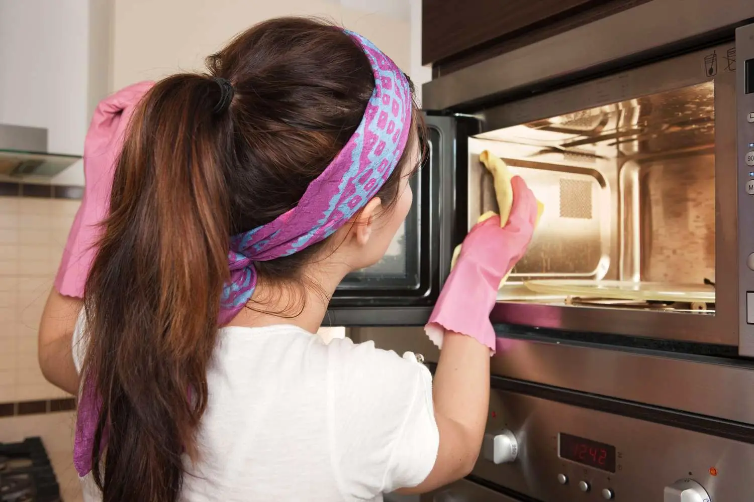 How to Clean Your Microwave with Vinegar